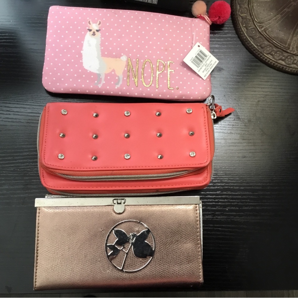 (121)  Ladies Accessory Bags Wallets & Wristlet
